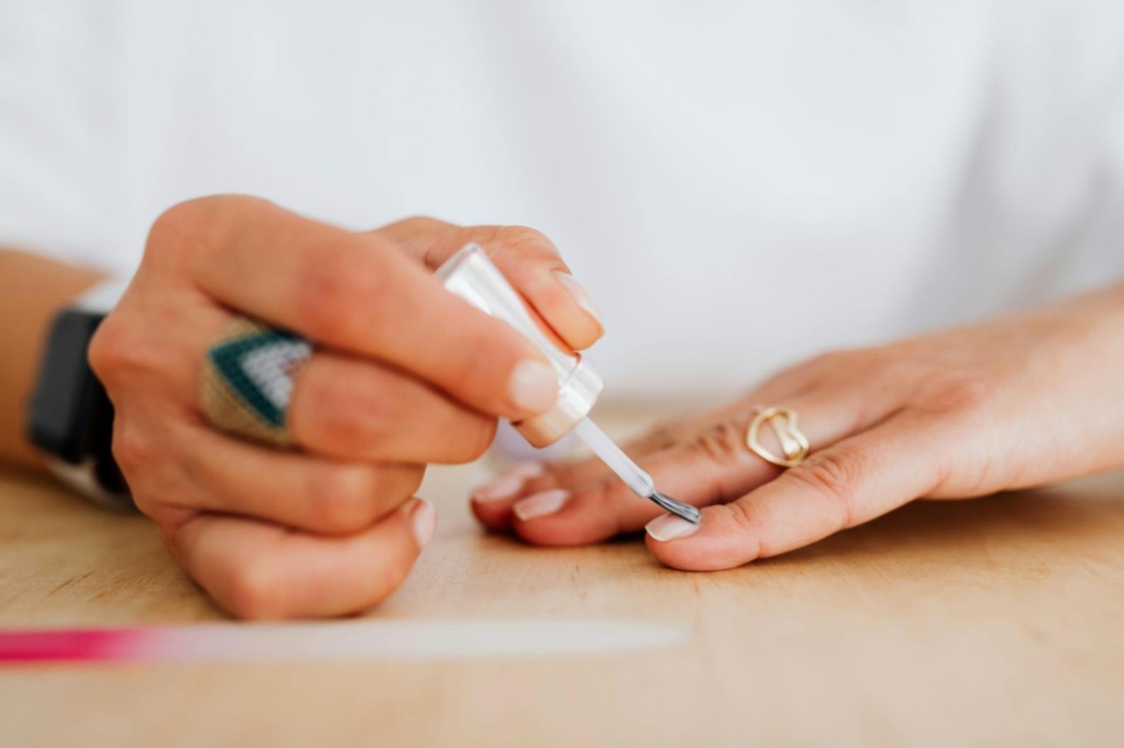 Trattamento curativo per unghie danneggiate